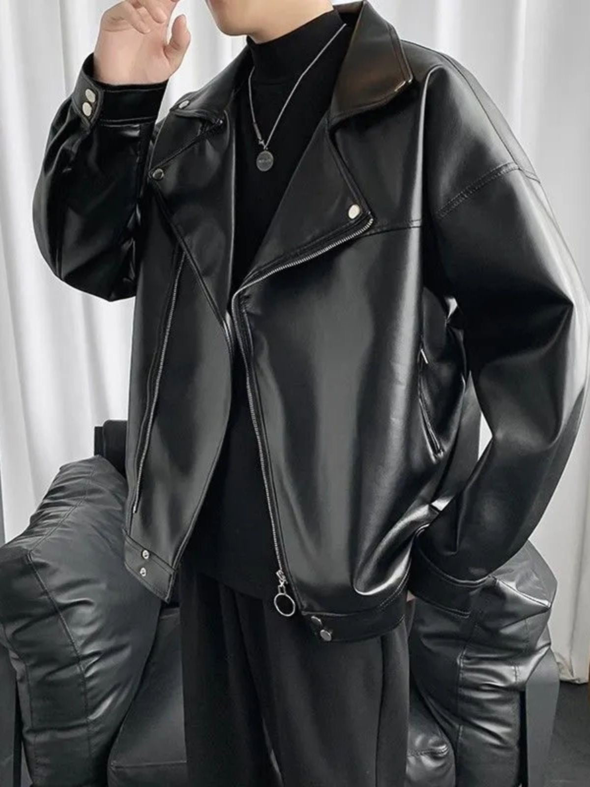 暗黑系全黑穿搭｜黑色上衣褲款・皮褸工裝配飾集合